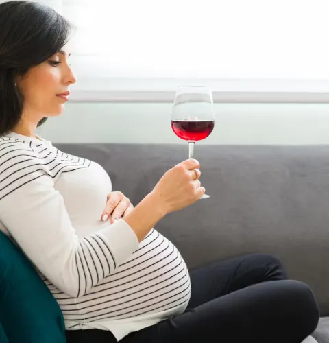 беременная женщина задается вопросом - можно ли пить вино