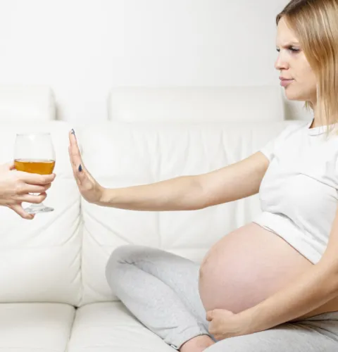 беременная женщина отказывается от бокала пива