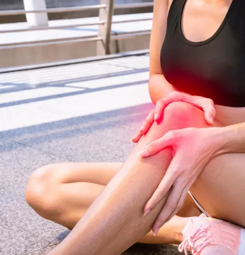 у девушки заболело колено на пробежке